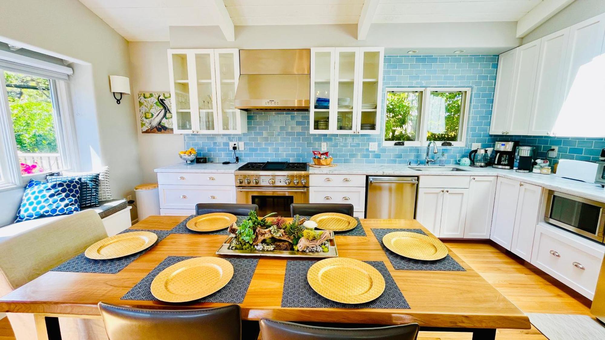 Ferienhaus Gorgeous 3-bdrm Home, Walk To Town And