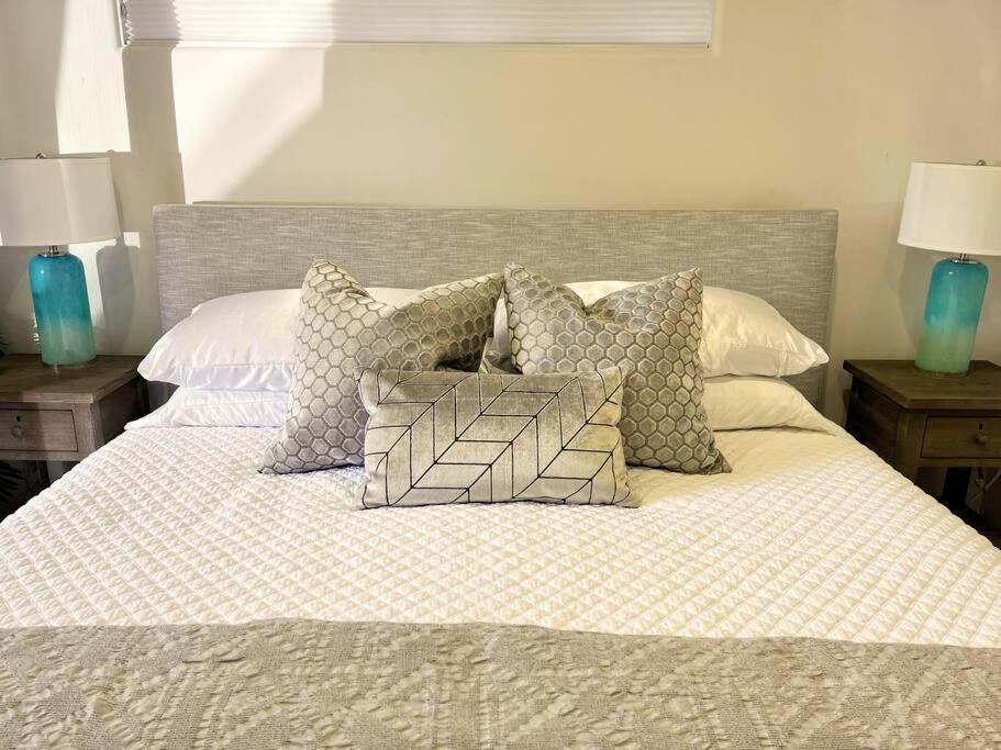 Ferienhaus Gorgeous 3-bdrm Home, Walk To Town And